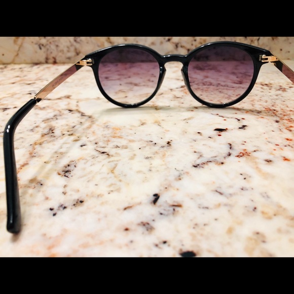 Cat eye black sunglasses gold accented sides - Picture 4 of 7
